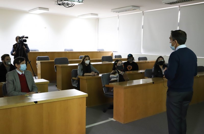 Foto 1 de 8: Rector Mena se reúne con dirigentes estudiantiles en el marco de la Semana Aniversario