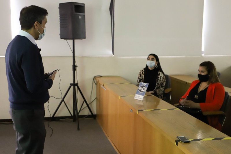 Foto 2 de 8: Rector Mena se reúne con dirigentes estudiantiles en el marco de la Semana Aniversario