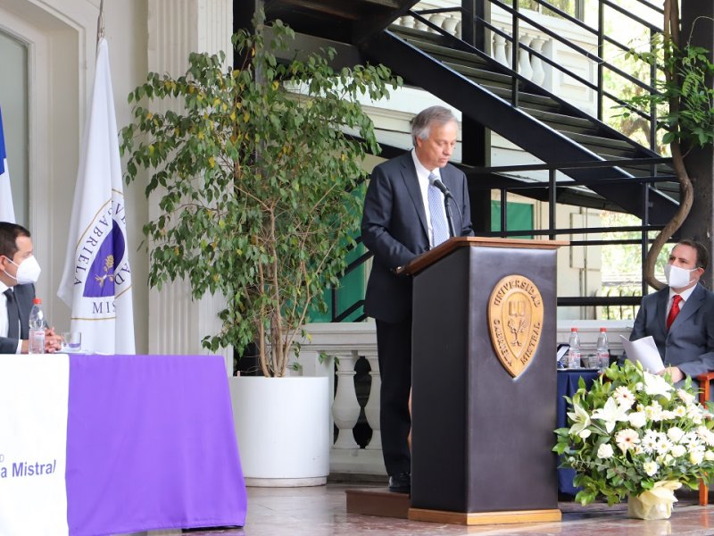 Foto 6 de 19: Sergio Mena Jara fue investido como Rector de la Universidad Gabriela Mistral