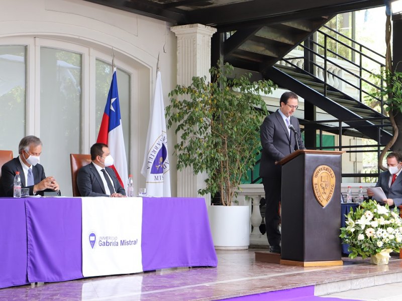 Foto 10 de 19: Sergio Mena Jara fue investido como Rector de la Universidad Gabriela Mistral