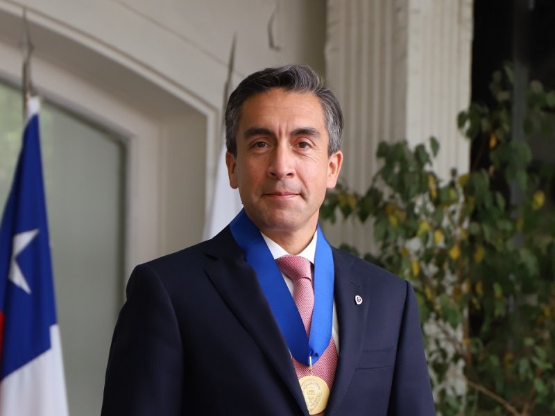 Foto 12 de 19: Sergio Mena Jara fue investido como Rector de la Universidad Gabriela Mistral