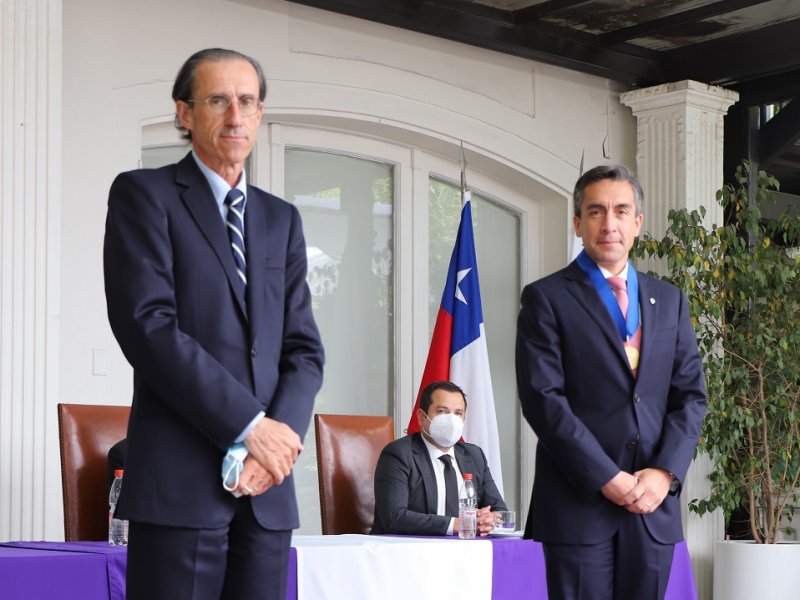 Foto 13 de 19: Sergio Mena Jara fue investido como Rector de la Universidad Gabriela Mistral