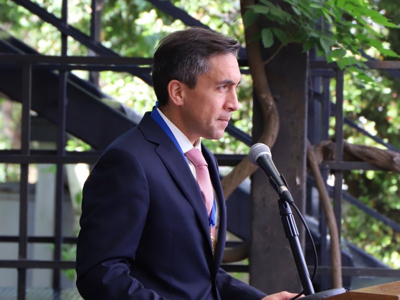 Foto 14 de 19: Sergio Mena Jara fue investido como Rector de la Universidad Gabriela Mistral