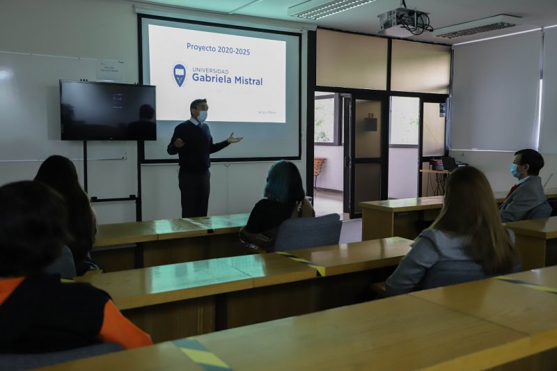 Foto 3 de 8: Rector Mena se reúne con dirigentes estudiantiles en el marco de la Semana Aniversario