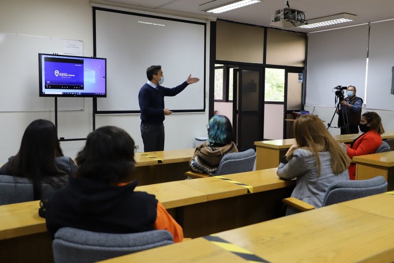 Foto 5 de 8: Rector Mena se reúne con dirigentes estudiantiles en el marco de la Semana Aniversario