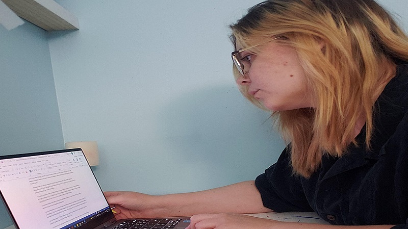 Foto 2 de 3: Estudiante norteamericana realiza pasantía académica en el Centro de Estudios Medievales UGM