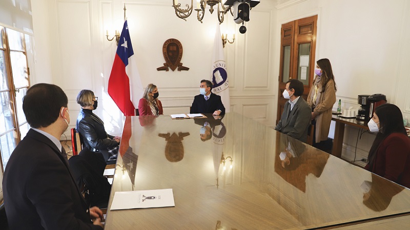 Foto 5 de 8: Universidad Gabriela Mistral y Fundación Red ELEAM firmaron convenio de colaboración para iniciativas de Vinculación con el Medio asociadas al adulto mayor