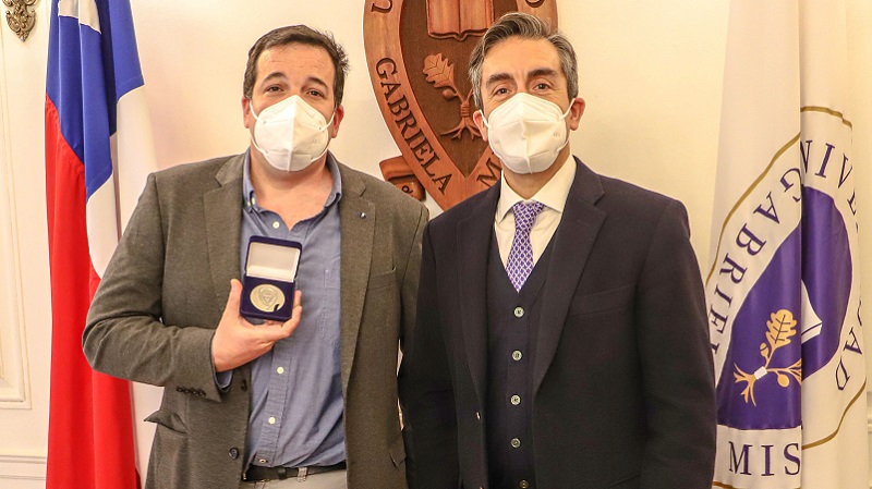 Foto 2 de 4: Alfredo Ramírez, Director de Prensa de TVN y egresado de nuestra Universidad, recibió la medalla “40 Años UGM”