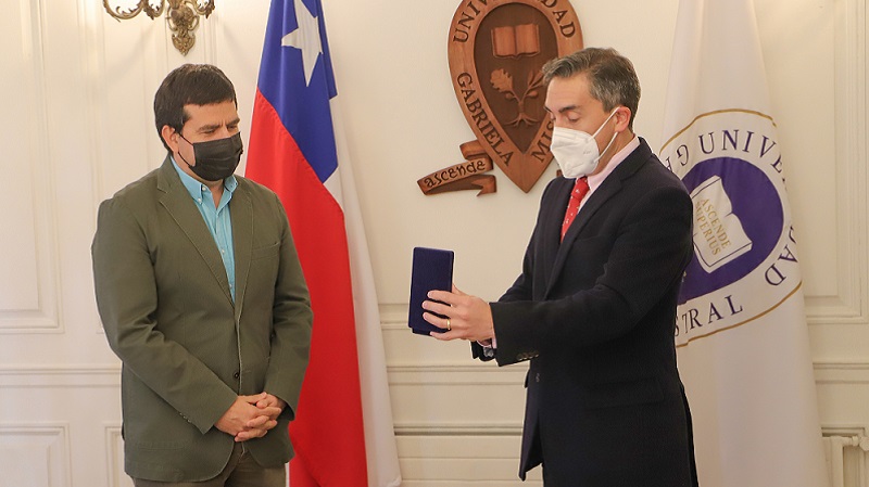 Foto 2 de 8: Universidad Gabriela Mistral entregó medalla conmemorativa a Sergio Rademacher, Gerente General de Microsoft Chile