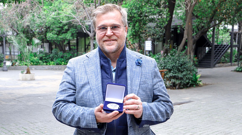 Foto 1 de 4: Universidad Gabriela Mistral entregó medalla "40 Años UGM" a su egresado de Ingeniería Comercial Holger Paulmann
