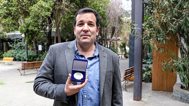 Foto 1 de 4: Alfredo Ramírez, Director de Prensa de TVN y egresado de nuestra Universidad, recibió la medalla “40 Años UGM”