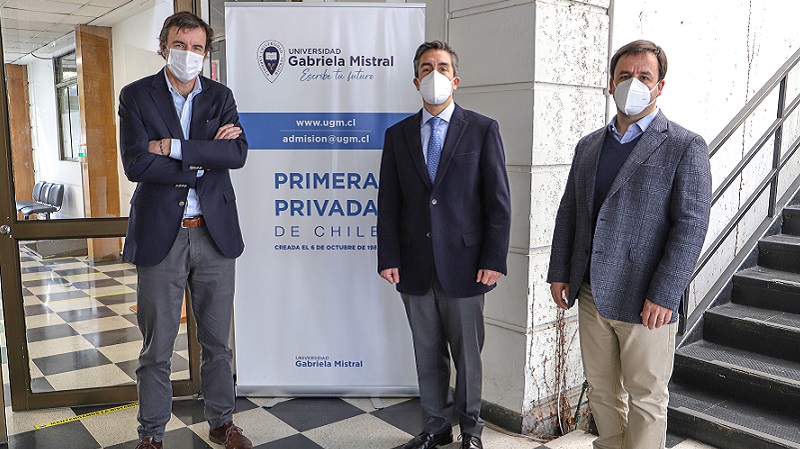 Foto 2 de 4: Guillermo Turner, egresado de Periodismo de la U. Gabriela Mistral, recibió la medalla “40 Años UGM”