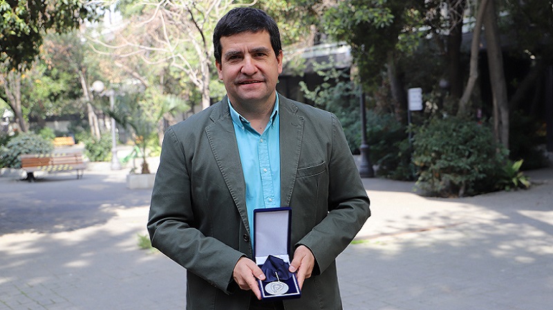 Foto 1 de 8: Universidad Gabriela Mistral entregó medalla conmemorativa a Sergio Rademacher, Gerente General de Microsoft Chile