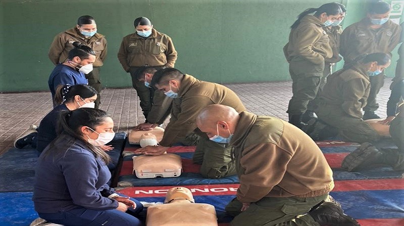 Foto 2 de 7: Estudiantes de Enfermería UGM participan en capacitación en primeros auxilios a Carabineros