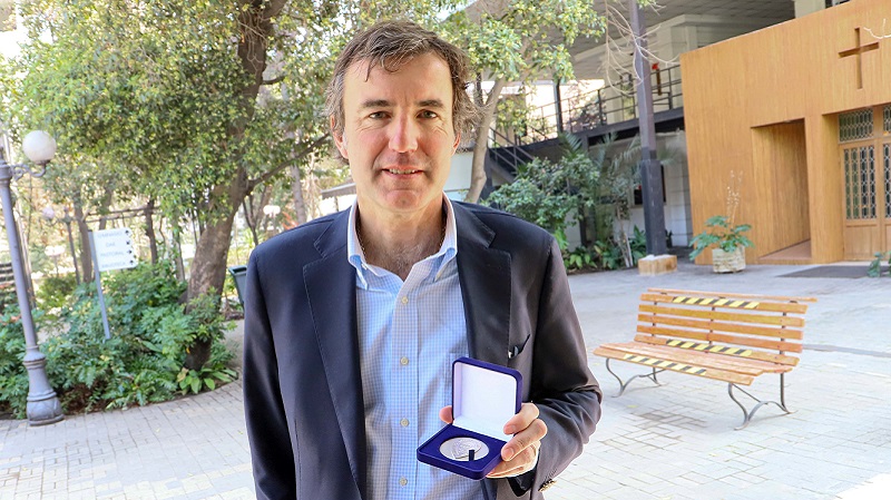 Foto 1 de 4: Guillermo Turner, egresado de Periodismo de la U. Gabriela Mistral, recibió la medalla “40 Años UGM”