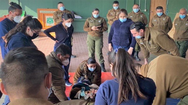 Foto 3 de 7: Estudiantes de Enfermería UGM participan en capacitación en primeros auxilios a Carabineros