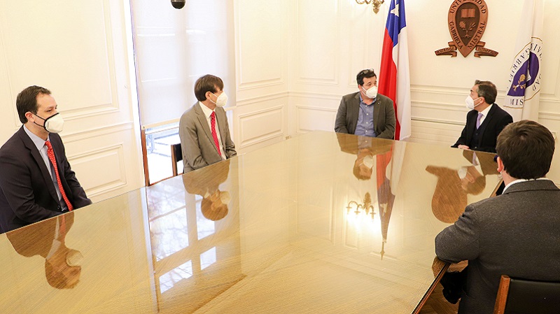 Foto 4 de 4: Alfredo Ramírez, Director de Prensa de TVN y egresado de nuestra Universidad, recibió la medalla “40 Años UGM”