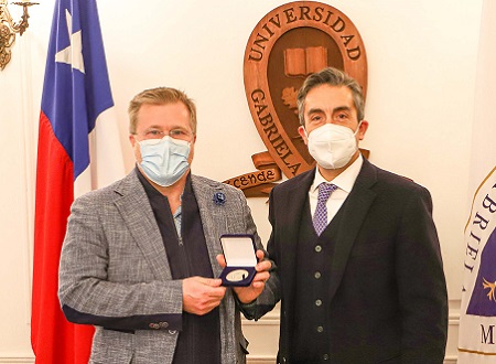 Universidad Gabriela Mistral entregó medalla "40 Años UGM" a su egresado de Ingeniería Comercial Holger Paulmann