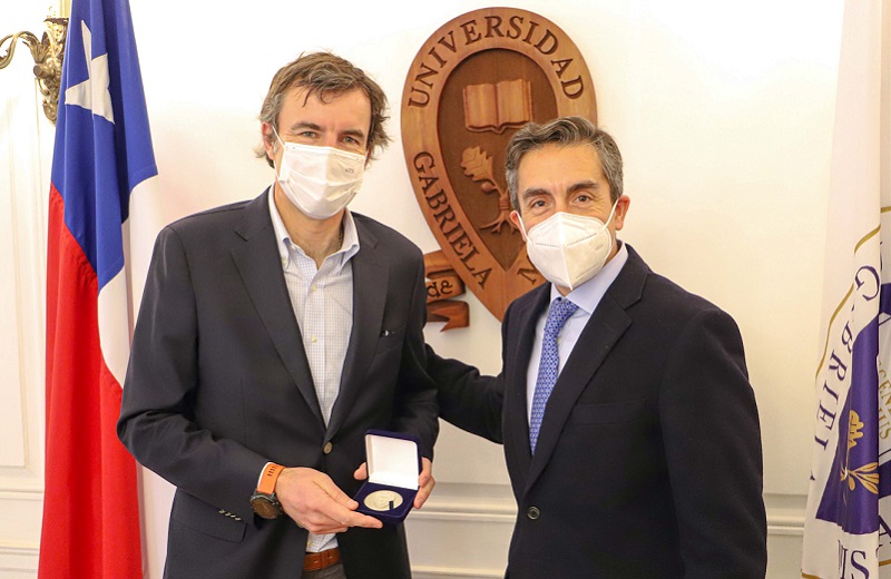 Imagen de la noticia: Guillermo Turner, egresado de Periodismo de la U. Gabriela Mistral, recibió la medalla “40 Años UGM”