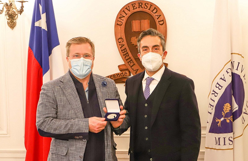 Imagen de la noticia: Universidad Gabriela Mistral entregó medalla "40 Años UGM" a su egresado de Ingeniería Comercial Holger Paulmann