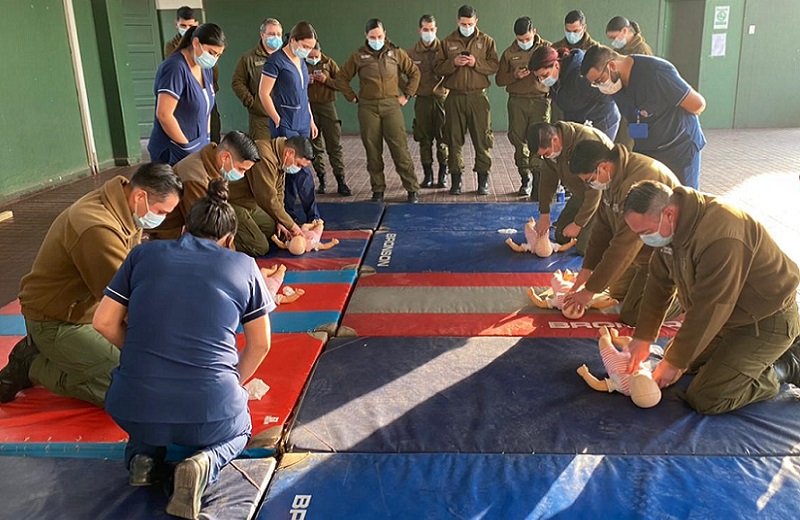 Imagen de la noticia: Estudiantes de Enfermería UGM participan en capacitación en primeros auxilios a Carabineros