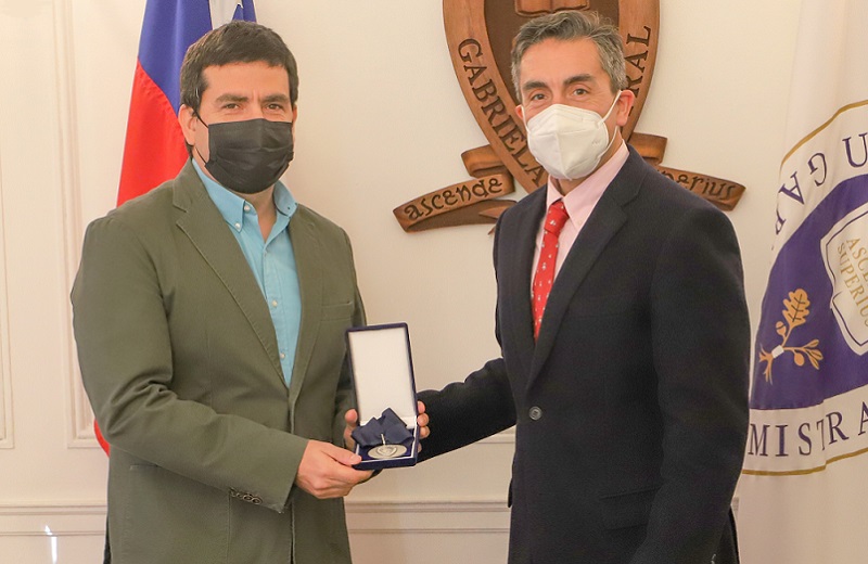 Imagen de la noticia: Universidad Gabriela Mistral entregó medalla conmemorativa a Sergio Rademacher, Gerente General de Microsoft Chile