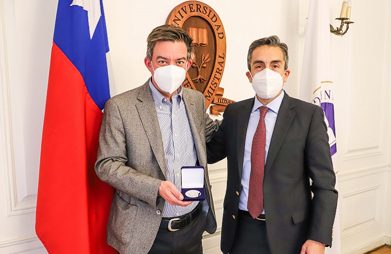Imagen de la noticia: Renato Fernández, egresado de Periodismo de la U. Gabriela Mistral, recibió la medalla “40 Años UGM”