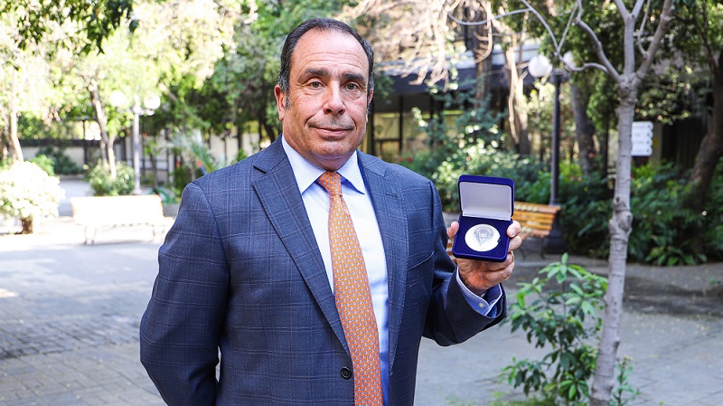 Foto 1 de 8: Universidad Gabriela Mistral entregó medalla “40 Años UGM” a su egresado de Ingeniería Comercial, Juan Carlos Spencer