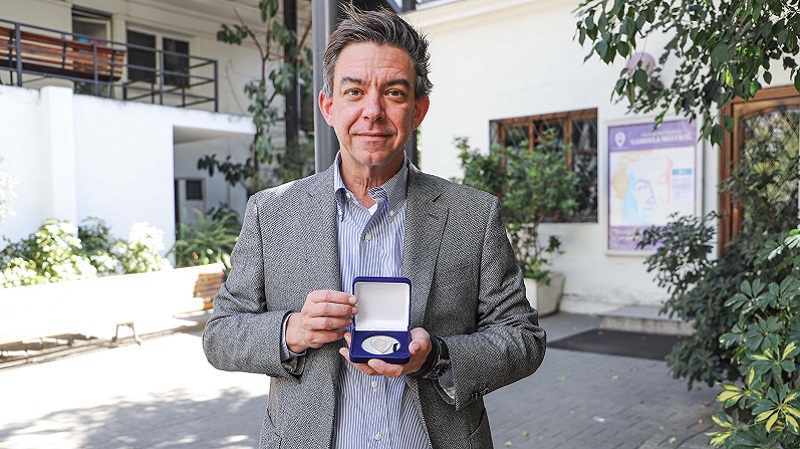 Foto 1 de 5: Renato Fernández, egresado de Periodismo de la U. Gabriela Mistral, recibió la medalla “40 Años UGM”