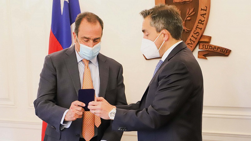 Foto 2 de 8: Universidad Gabriela Mistral entregó medalla “40 Años UGM” a su egresado de Ingeniería Comercial, Juan Carlos Spencer