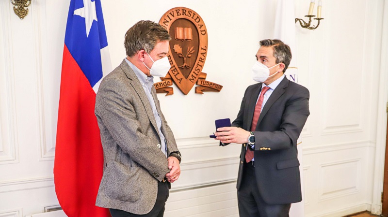 Foto 3 de 5: Renato Fernández, egresado de Periodismo de la U. Gabriela Mistral, recibió la medalla “40 Años UGM”
