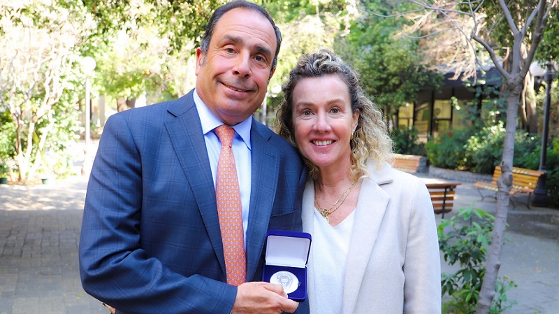 Foto 8 de 8: Universidad Gabriela Mistral entregó medalla “40 Años UGM” a su egresado de Ingeniería Comercial, Juan Carlos Spencer