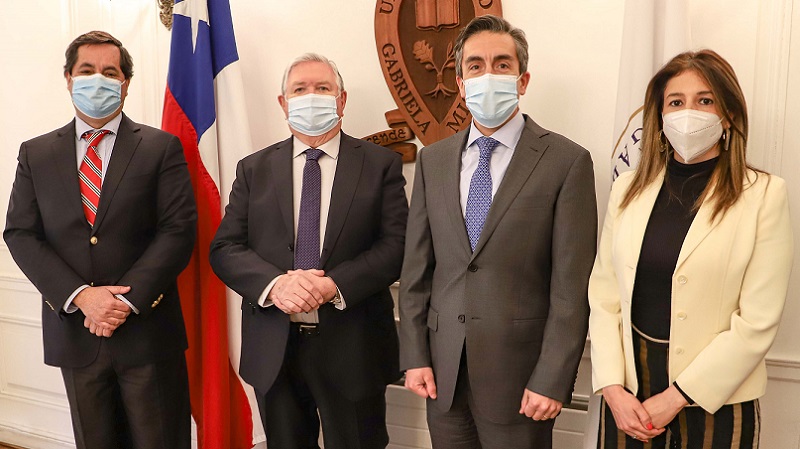 Foto 2 de 6: Lamberto Cisternas: “Los abogados del futuro necesitan una profunda vocación por la justicia y un gran empeño por estudiar”