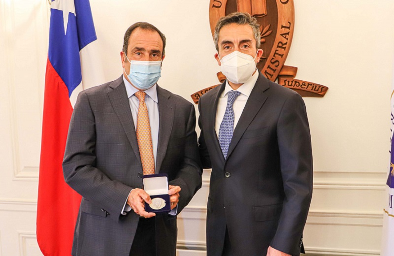 Imagen de la noticia: Universidad Gabriela Mistral entregó medalla “40 Años UGM” a su egresado de Ingeniería Comercial, Juan Carlos Spencer