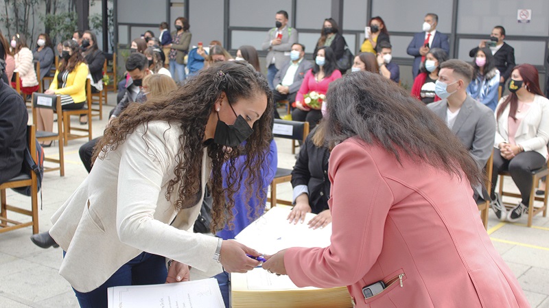 Foto 33 de 96: Galería de fotos Ceremonia de Titulación Escuela de Educación