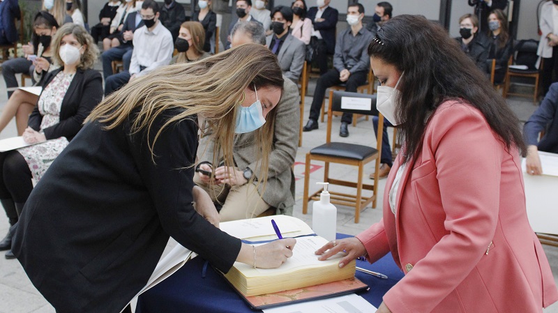Foto 44 de 100: Galería de fotos Ceremonia de Titulación: Escuela de Ciencias Sociales y Humanidades y Escuela de Arquitectura, Diseño y Artes Digitales