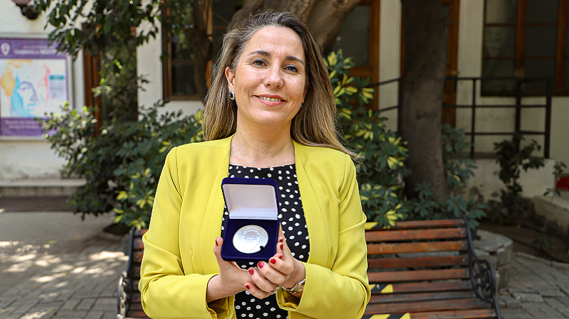 Foto 1 de 5: Universidad Gabriela Mistral entregó medalla “40 Años UGM” a su egresada de Derecho, Carolina Devoto