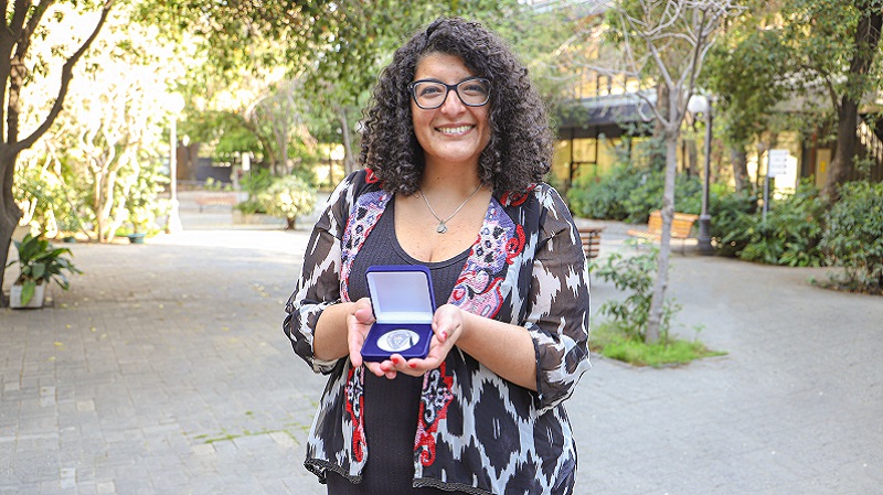 Foto 1 de 5: Antonella Vespa, egresada de Psicología de la U. Gabriela Mistral, recibió la medalla “40 Años UGM”
