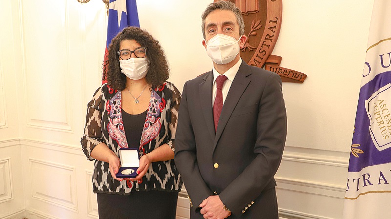 Foto 2 de 5: Antonella Vespa, egresada de Psicología de la U. Gabriela Mistral, recibió la medalla “40 Años UGM”