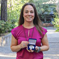 Imagen de la noticia: U. Gabriela Mistral entregó la medalla “40 Años UGM” a egresados con una extensa trayectoria académica y fuerte compromiso con su Alma Mater