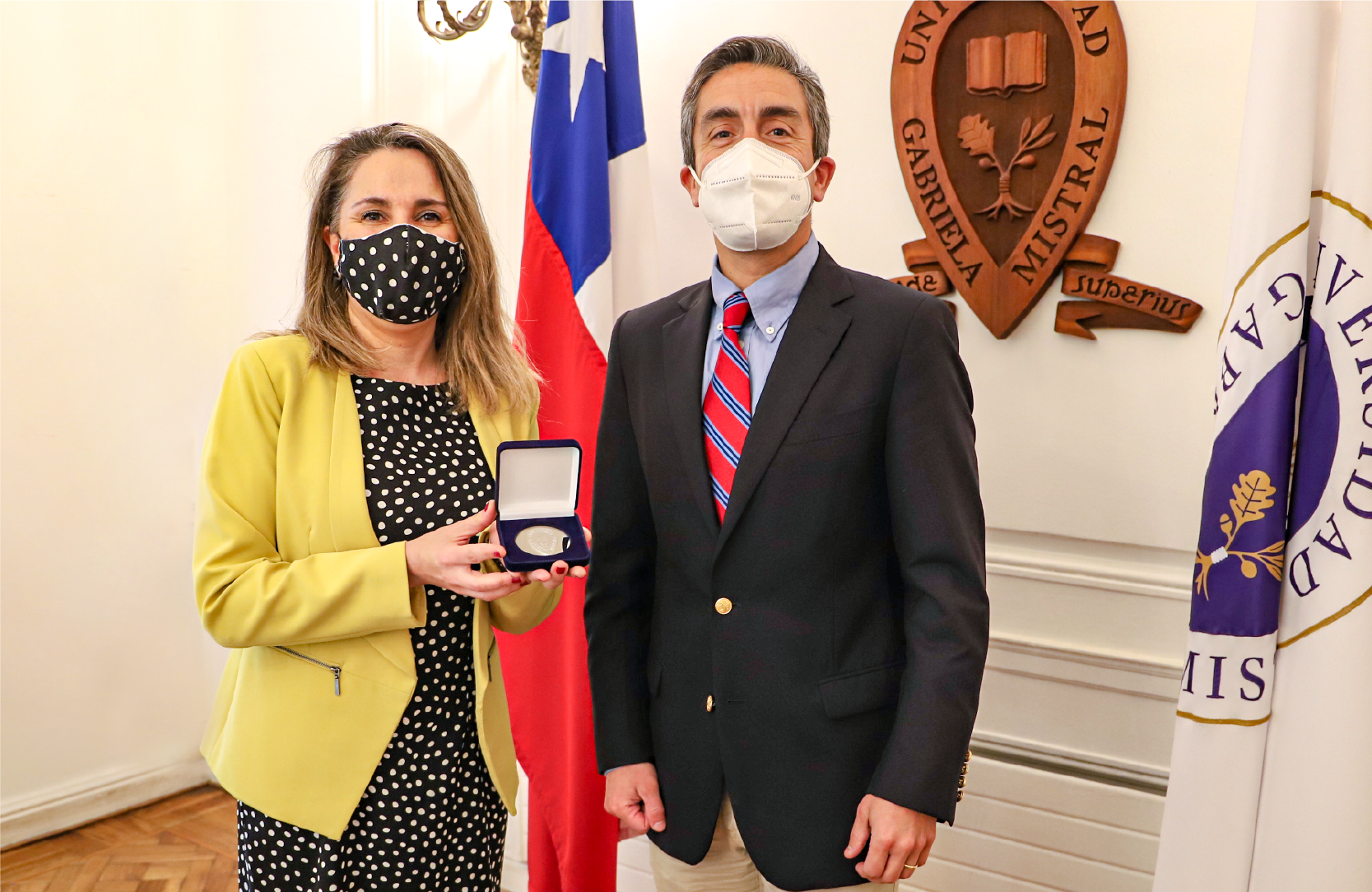 Imagen de la noticia: Universidad Gabriela Mistral entregó medalla “40 Años UGM” a su egresada de Derecho, Carolina Devoto