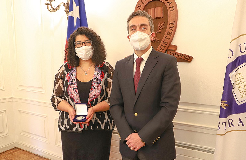 Imagen de la noticia: Antonella Vespa, egresada de Psicología de la U. Gabriela Mistral, recibió la medalla “40 Años UGM”