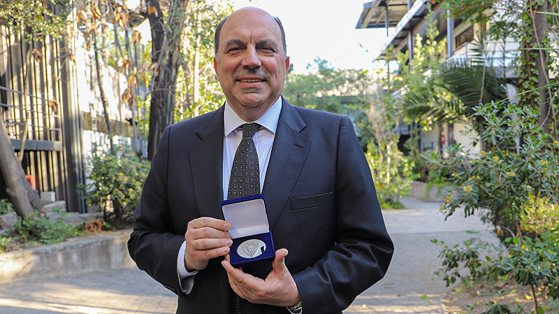 Foto 16 de 17: U. Gabriela Mistral entregó la medalla “40 Años UGM” a egresados con una extensa trayectoria académica y fuerte compromiso con su Alma Mater