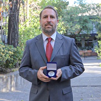 Imagen de la noticia: U. Gabriela Mistral entregó la medalla “40 Años UGM” a egresados con una extensa trayectoria académica y fuerte compromiso con su Alma Mater