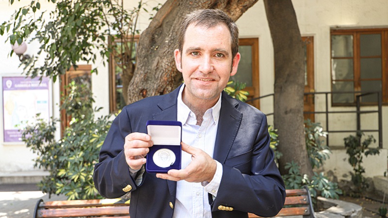 Foto 1 de 6: Manuel Costabal, egresado de Ingeniería Civil Industrial de la U. Gabriela Mistral, recibió la medalla “40 Años UGM”