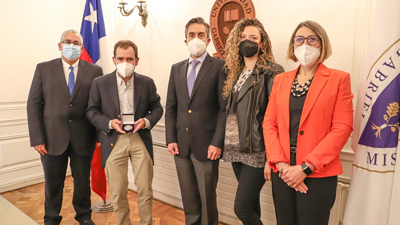 Foto 2 de 6: Manuel Costabal, egresado de Ingeniería Civil Industrial de la U. Gabriela Mistral, recibió la medalla “40 Años UGM”