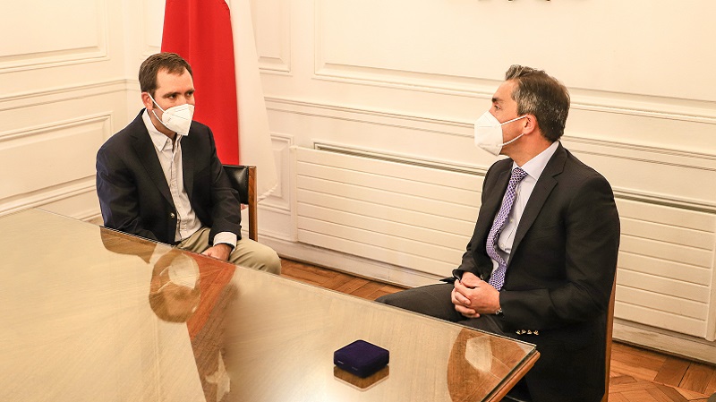 Foto 4 de 6: Manuel Costabal, egresado de Ingeniería Civil Industrial de la U. Gabriela Mistral, recibió la medalla “40 Años UGM”