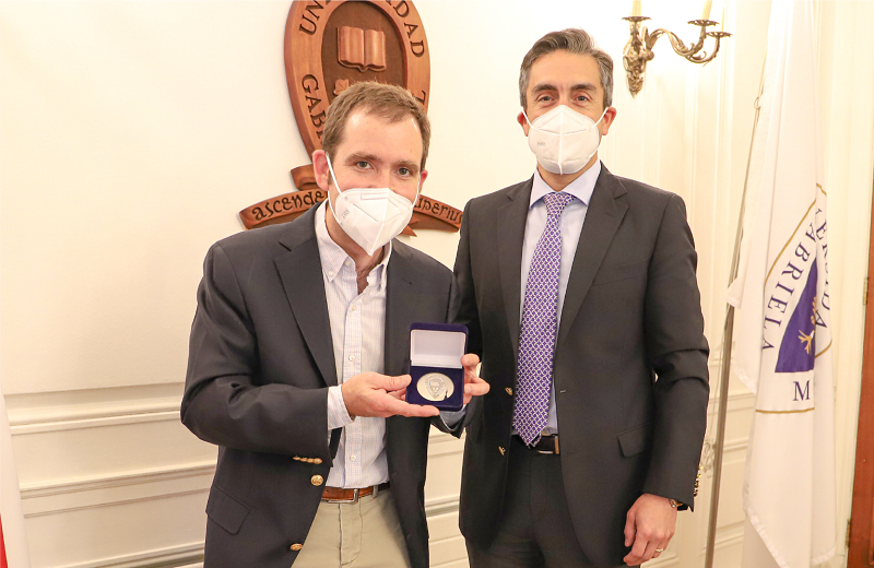 Imagen de la noticia: Manuel Costabal, egresado de Ingeniería Civil Industrial de la U. Gabriela Mistral, recibió la medalla “40 Años UGM”