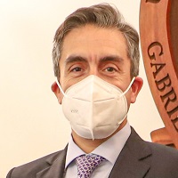 Imagen de la noticia: Manuel Costabal, egresado de Ingeniería Civil Industrial de la U. Gabriela Mistral, recibió la medalla “40 Años UGM”