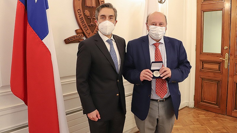 Foto 3 de 4: Erik Haindl, ex académico de Ingeniería Comercial, recibió la medalla “40 Años UGM”